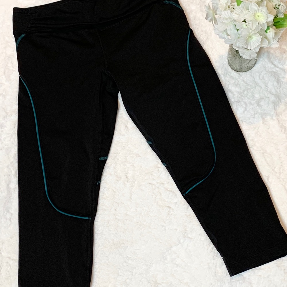 Athleta Women's Capri Black w/Turquoise Sz MT